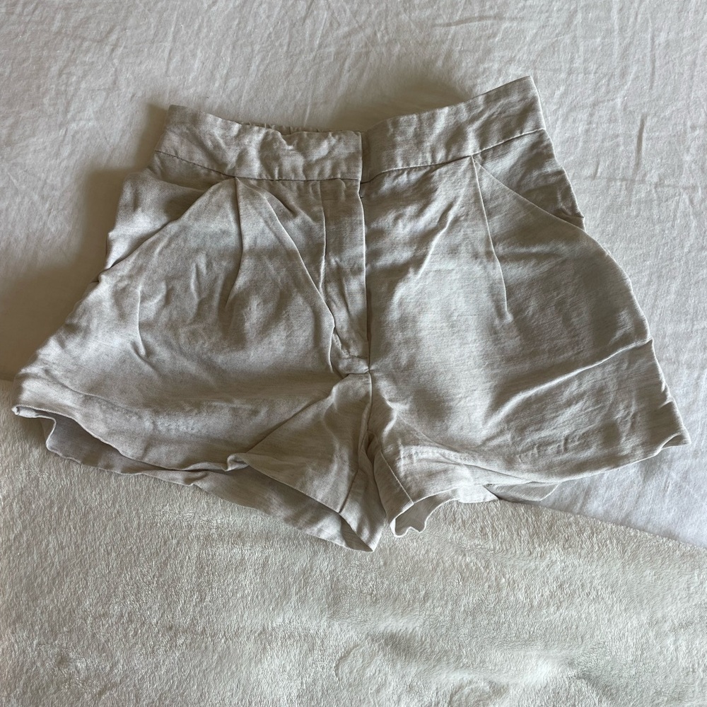 Wilfred fable linen 3” shorts! In natural color. Worn once. Originally $80.